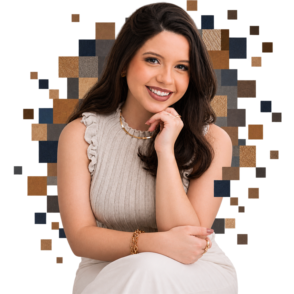 Gabriela Galvão sentada em uma posição natural, em ambiente acolhedor